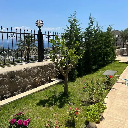 House In Girne Апартаменты *